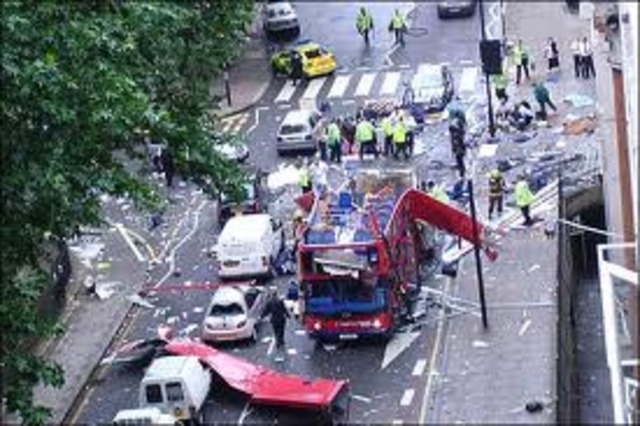 Atentados terroristas atingem Londres apenas um dia após sua escolha como cidade-sede das Olimpíadas de 2012.