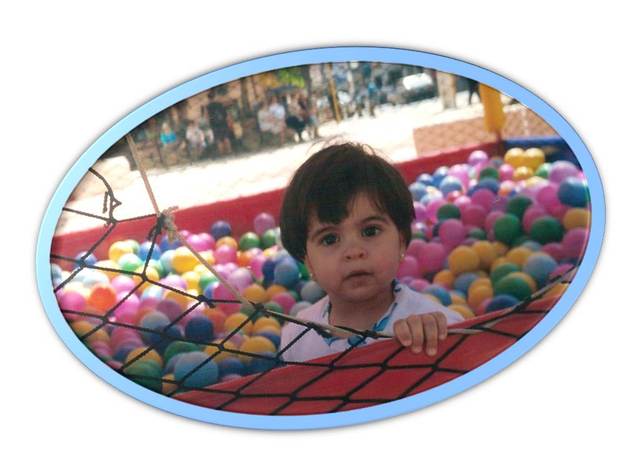 Primeira vez na piscina de bolinhas