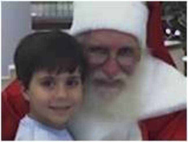José Vitor encontra com o papai Noel e faz seus pedidos...