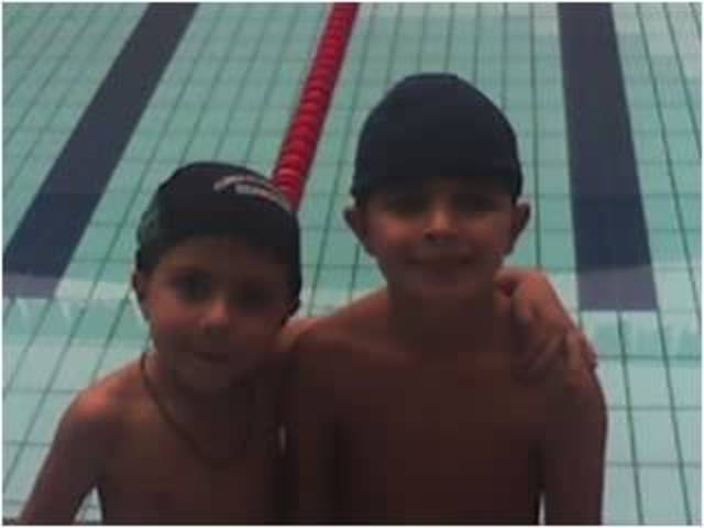 Nadando já na piscina do colégio - José Vitor e César