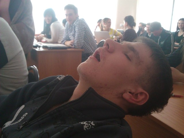 Бесстыжий уснул на третьей паре))