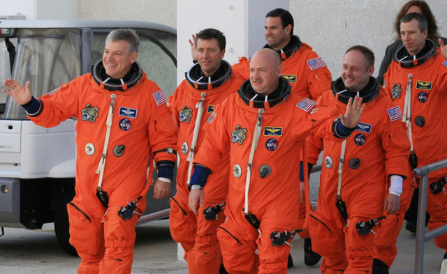 Michael Fincke and Gregory Chamitoff vote in the 2008 presidential elections