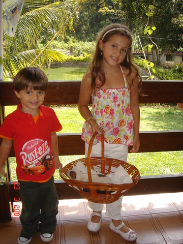 EU E MEUS IRMÃO BRINCANDO COM OS FILHOTES DE CACHORRINHOS