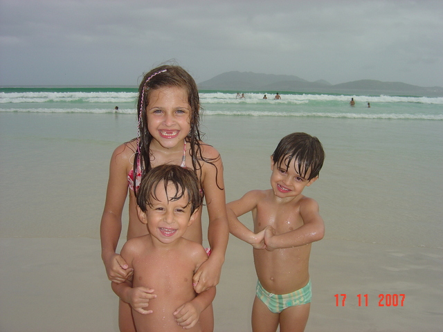 Julia com seus primos na praia