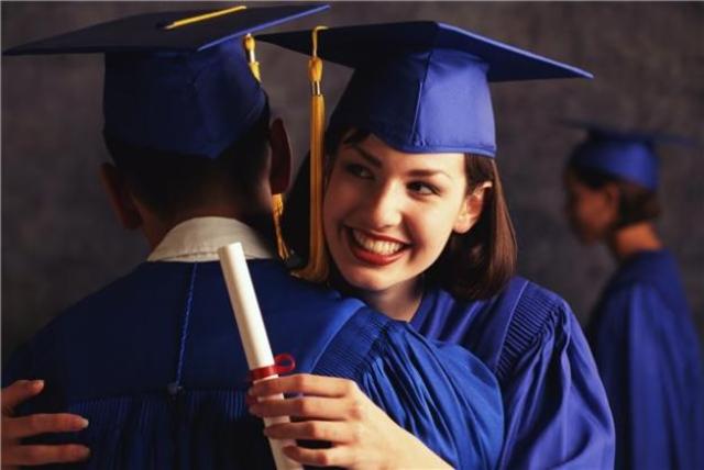 подготовлена и утверждена Постановлением Правительства РФ № 630 от 28.8.01 ФЦП "Развитие единой образовательной информационной среды на 2001 - 2005 годы" (РЕОИС).