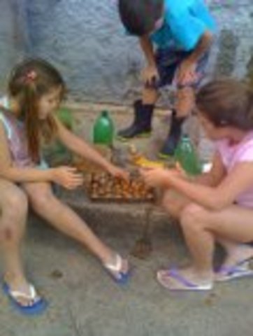 eu e a minha prima fazendo argila