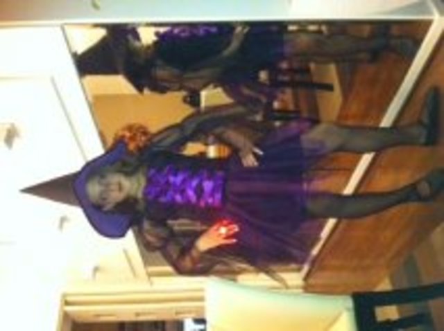 Se preparando para a festa surpresa de halloween da Mafê!