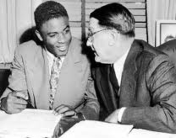 Jackie Robinson is the first black player to sign a formal / major league contract : Montreal Royals.
