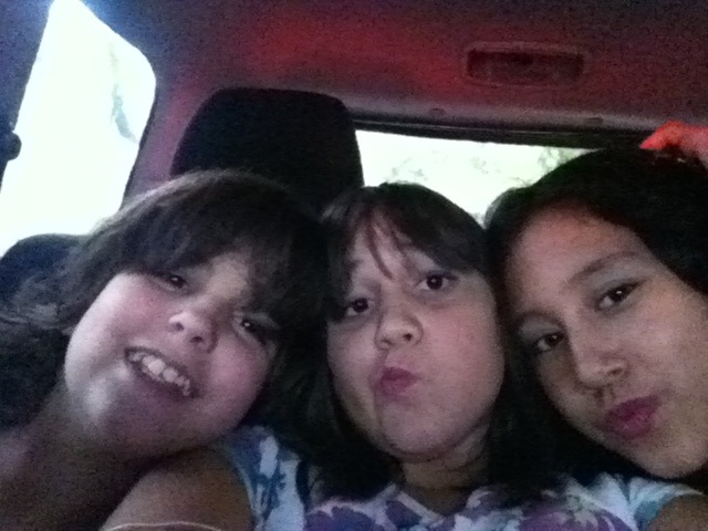 eu(dominique), alessandra e a marina da minha sala