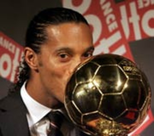 Ronaldinho Gáucho ganha bola de ouro