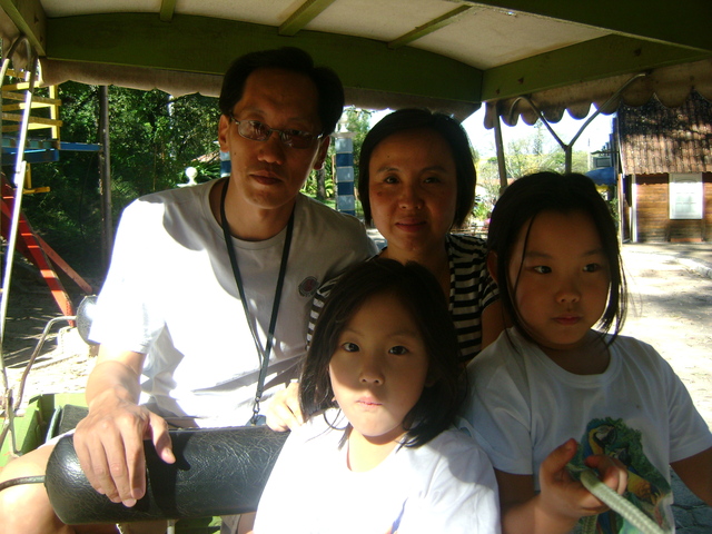 andando de cavalo com a minha irma e mae e pai