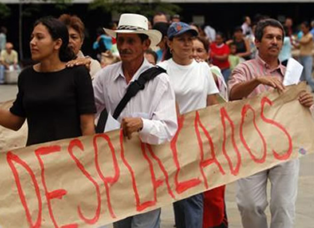 DESPLAZADOS A CAUSA DE LA VIOLENCIA