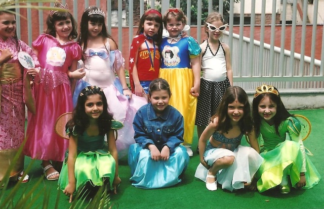Fomos fantasiadas para a escola (Letícia)
