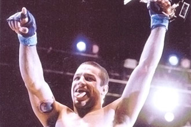 Ryan Gacie atrás das grades!