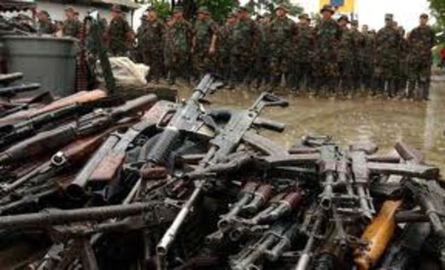 SE FIRMA ACUERDO DE DESMOVILIZACION ENTRE GOBIERNO Y PARAMILITARES