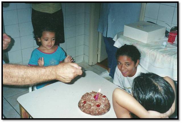 Cortando só um bolinho para minha irmã.