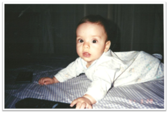 Brincando com o controle. (Mimi)