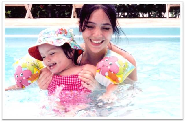 Eu na piscina com a minha tia. (Mimi)