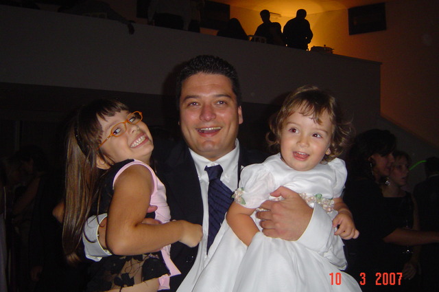 Em um casamento. (Mimi)