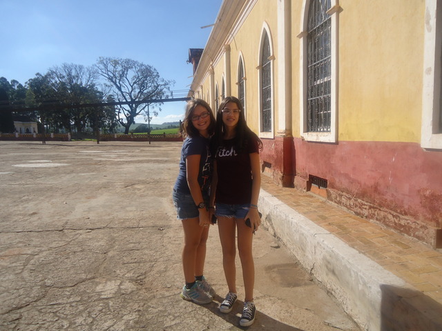 Eu e a Ana Clara no estudo do meio (MImi)