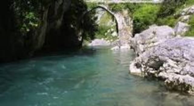 Se plasma en la constitución en el art. 27  la conservación de los recursos naturales