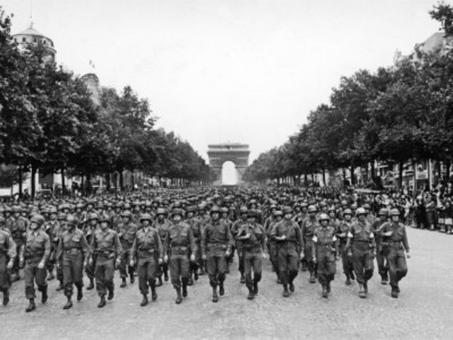 First US troops arrive in France.