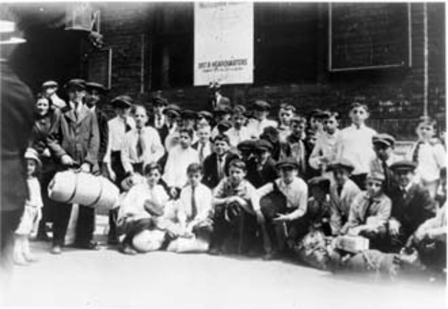 Emergency Immigration Restriction Law introduces a quota system that favors northern and western Europeans.