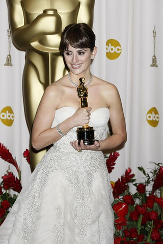 Penélope Cruz Wins Best Supporting Actress