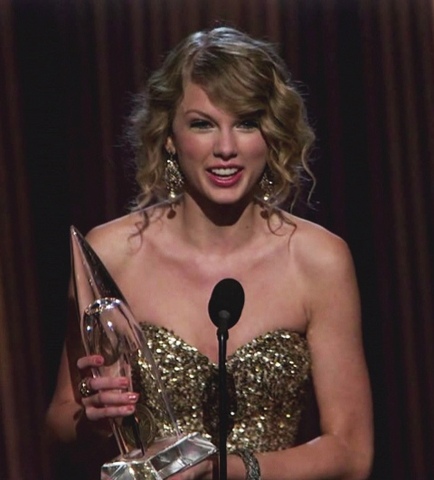 Taylor is Named Entertainer of the Year by CMA