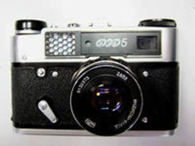 Появляется первый фотоаппарат в котором используется пленка 35 мм