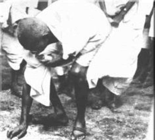 Gandhi leads the Salt March to the sea