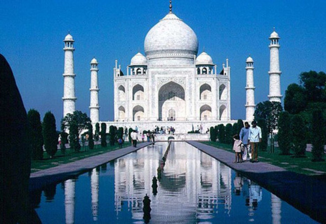 Taj Mahal built (Mughal Empire)