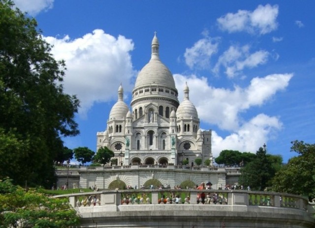 Базилика Сакре-Кёр была освещена