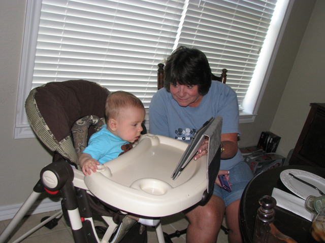 At 4 months old Jackson Understands Cause and Effect Throguh IPad Apps