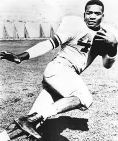 Jim Brown enrolls into Syracuse