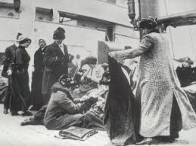 Carpathia Picks up 750 titanic Survivors