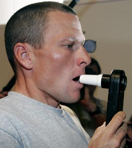 Le boss Armstrong chute, la fin du règne du roi dopage ?