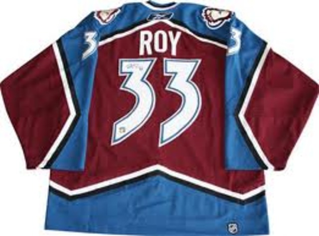 Colorado Avalanche retire Roy`s #33 jersey