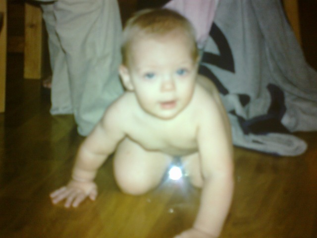 Thomas is crawling on his knees for the first time in Sweden, Sødertelje