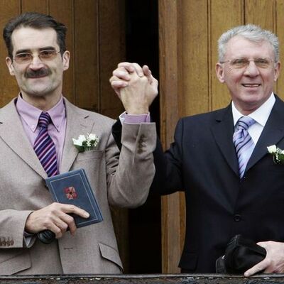 Timeline: 1999 - 2012 : du pacs au mariage pour tous.