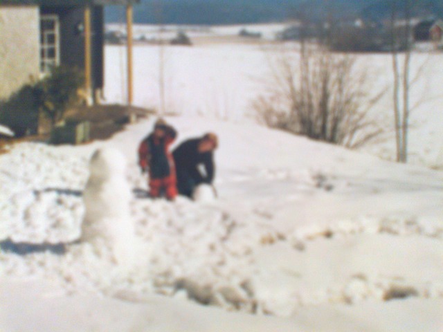 Thomas is building a Snow-Man with his mom outside in Norway, Hønefoss