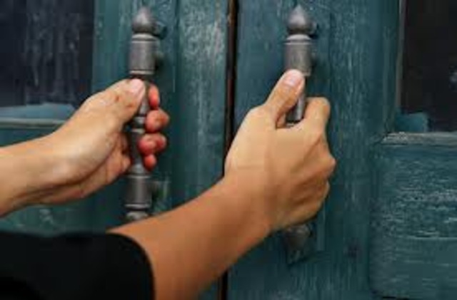 Thomas is trapped in the Glade at night.