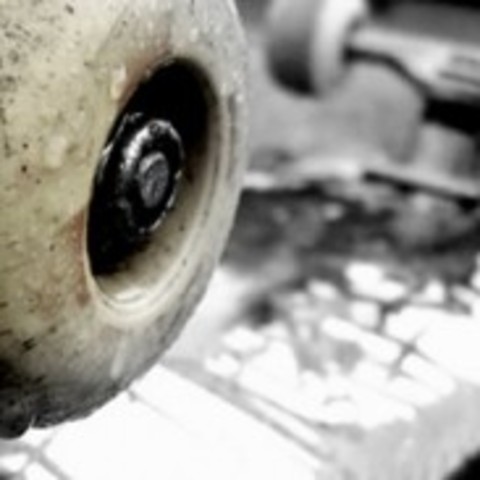 finds a hous and goes to it for help