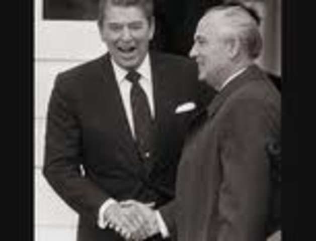 End of Soviet Union Cold War Ends