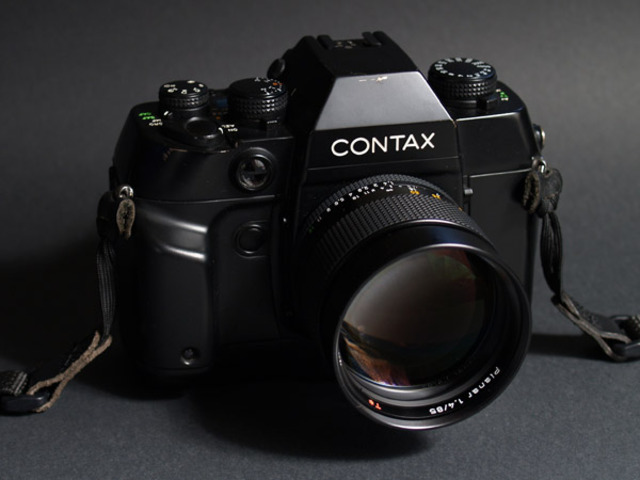 Проявилась автофокусная камера Contax AX, позволявшая работать с обычными объективами.