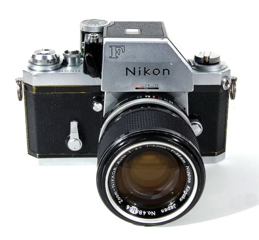 Компания Nikon выпустила первую свою зеркальную камеру Nikon F