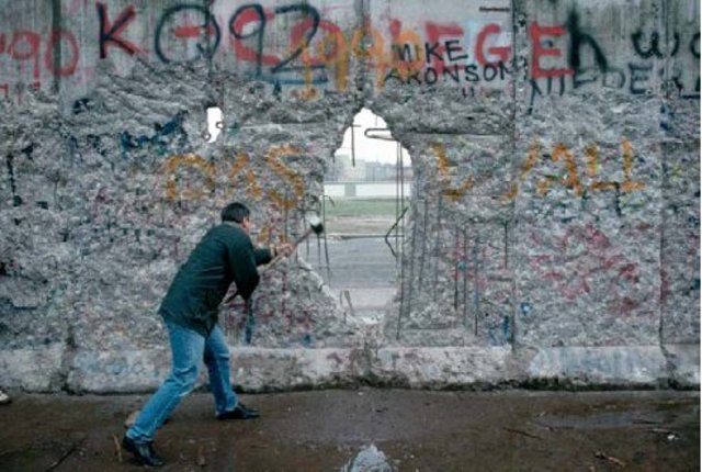 Zum Fall der Mauer