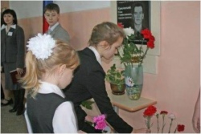 открыта мемориальная доска погибшему в Чечне выпускнику школы Красовскому Илье.