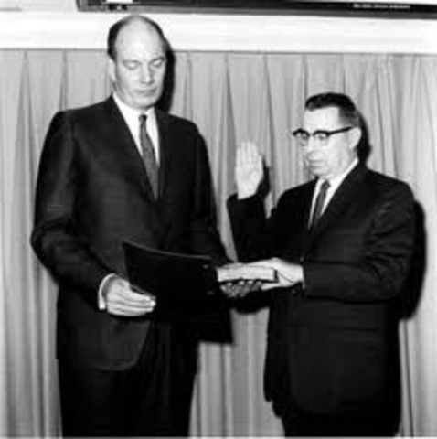 Government Employees begin to organize.