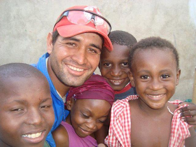 Voluntario playero ayuda en haiti